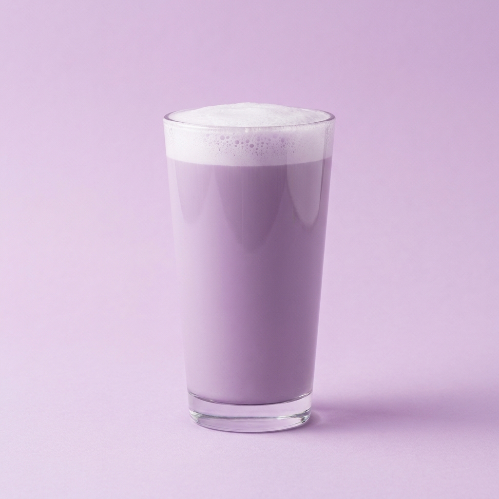 Ube latte violet naturel servi dans un verre transparent