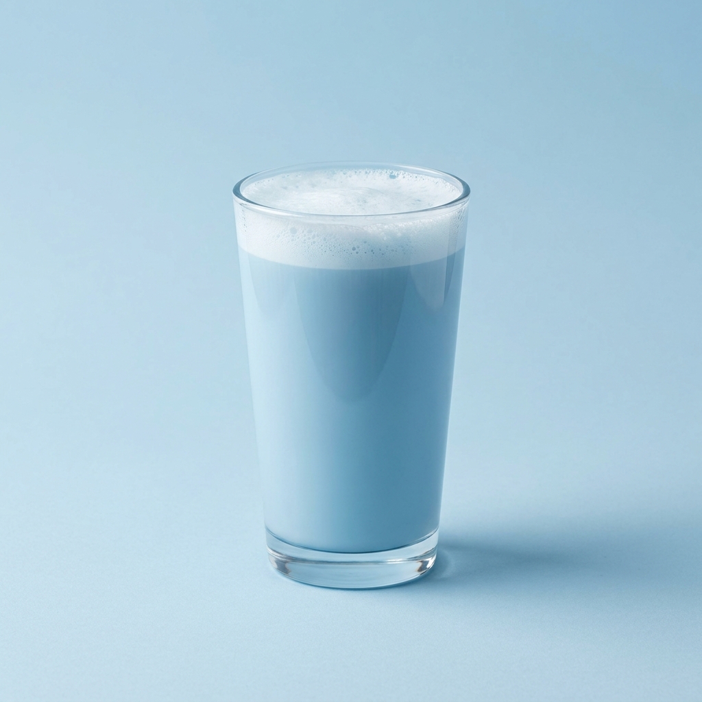 Latte bleu à la spiruline servi dans un verre transparent